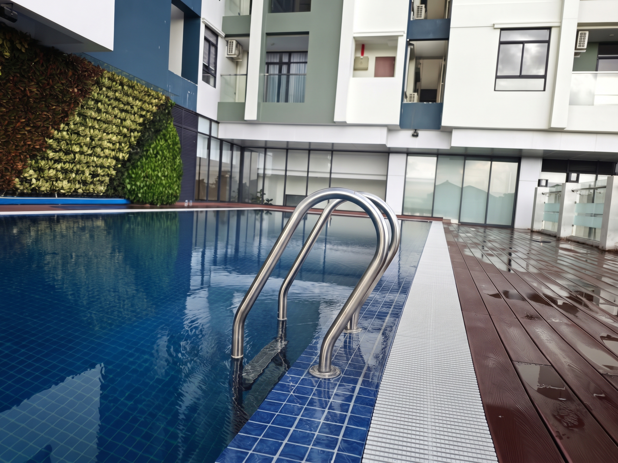 7 Mile Luxury Condominium pool 3