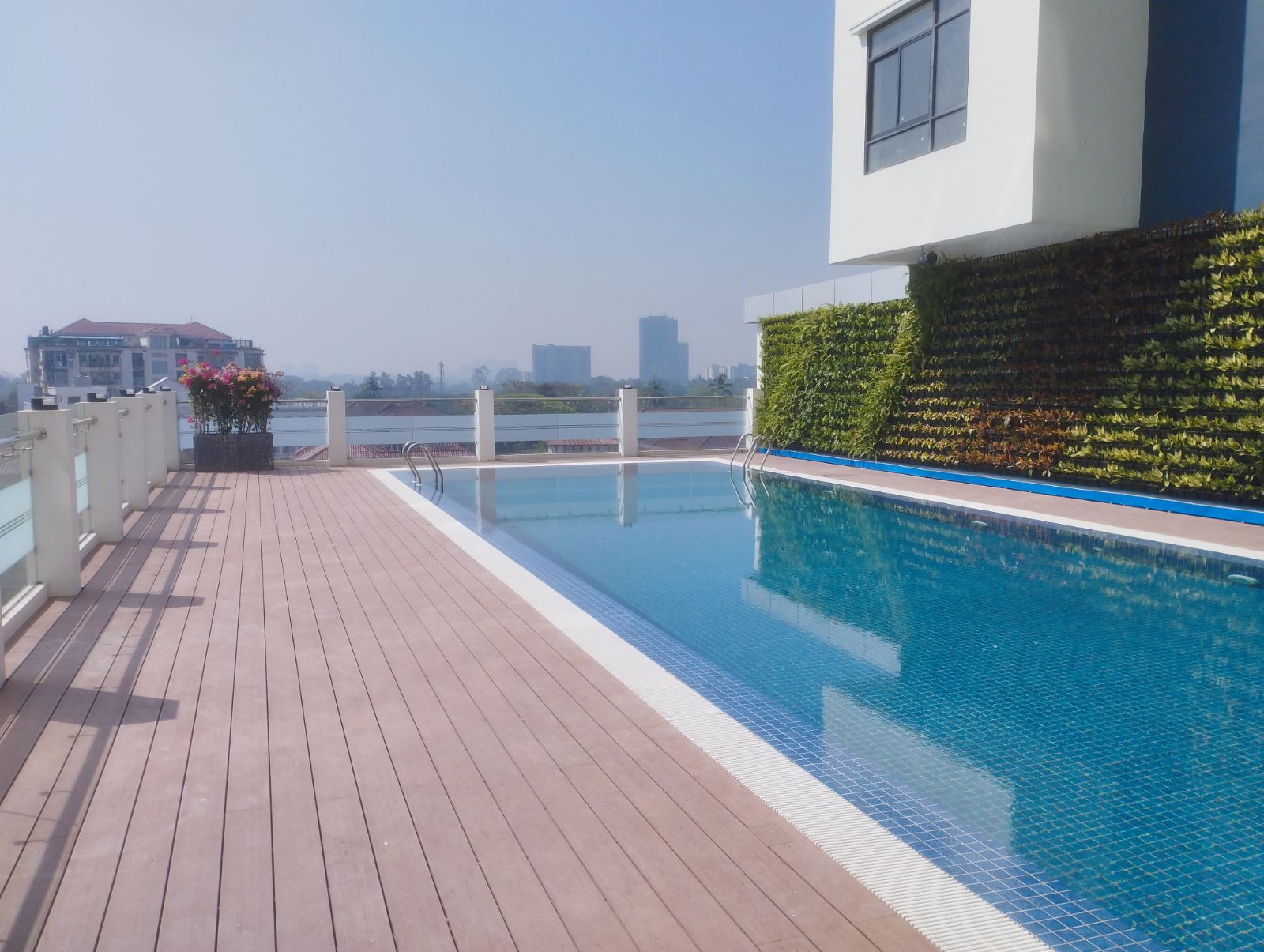 7 Mile Luxury Condominium pool 5