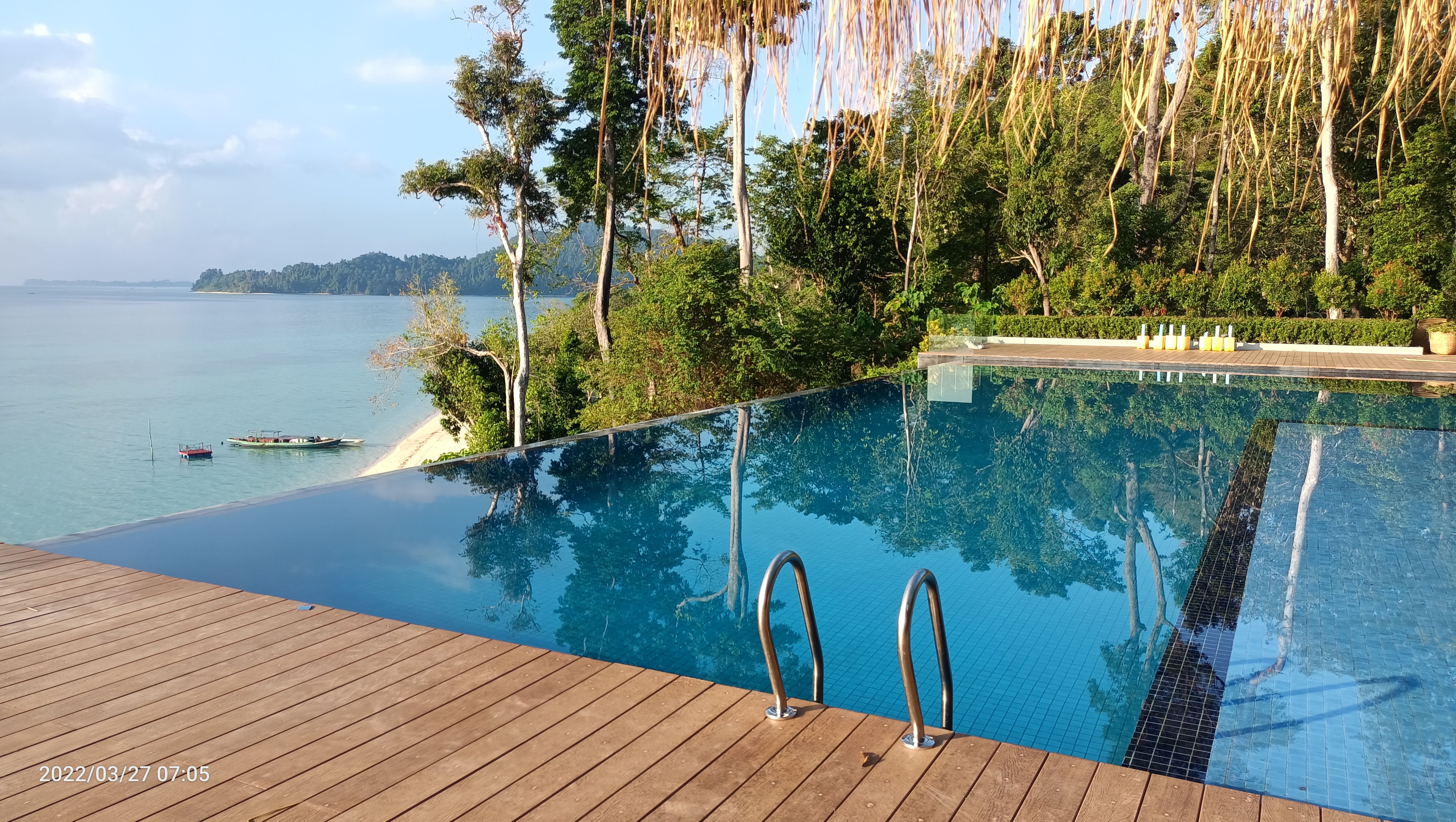 AALUA Resort pool 5