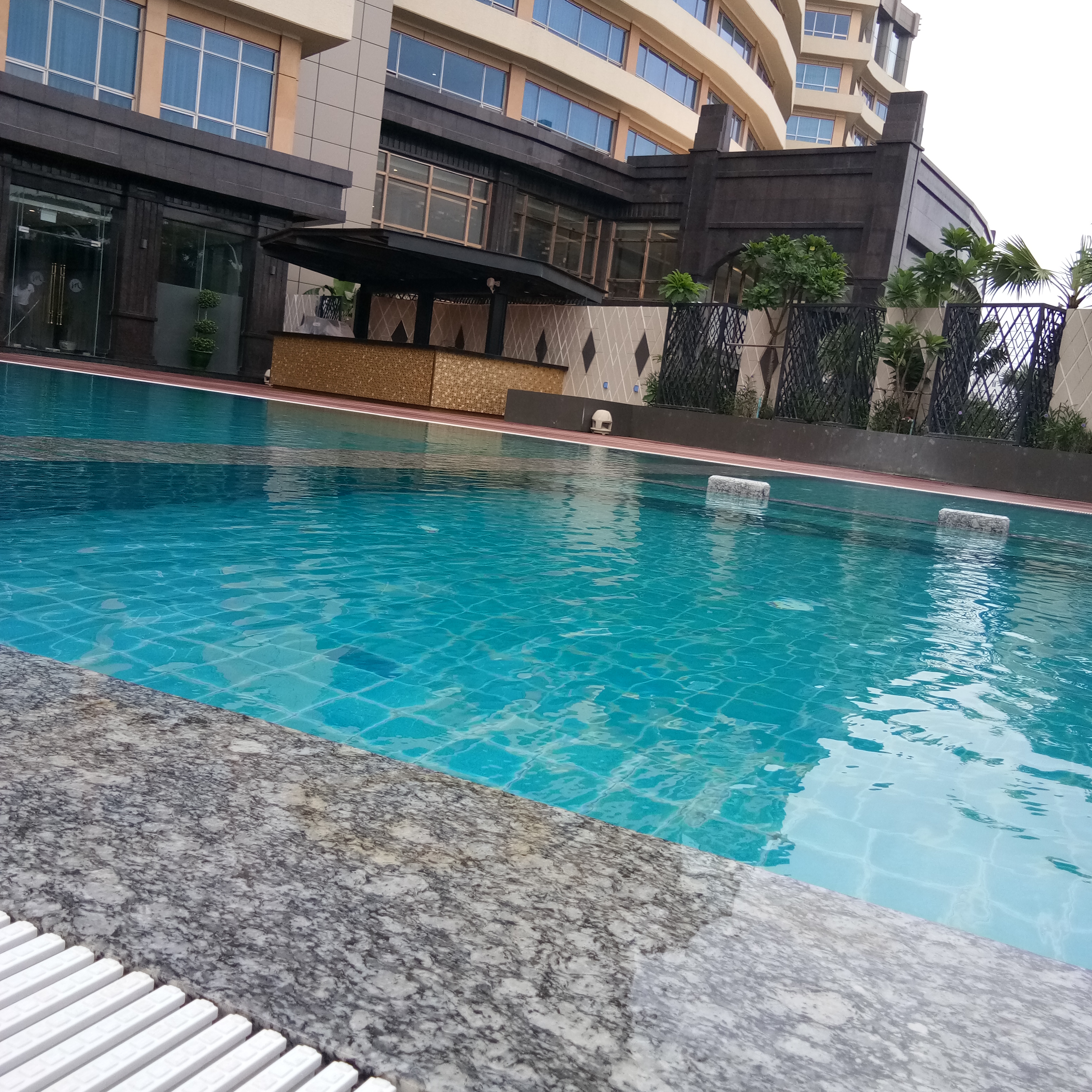 grand-mercure pool 3