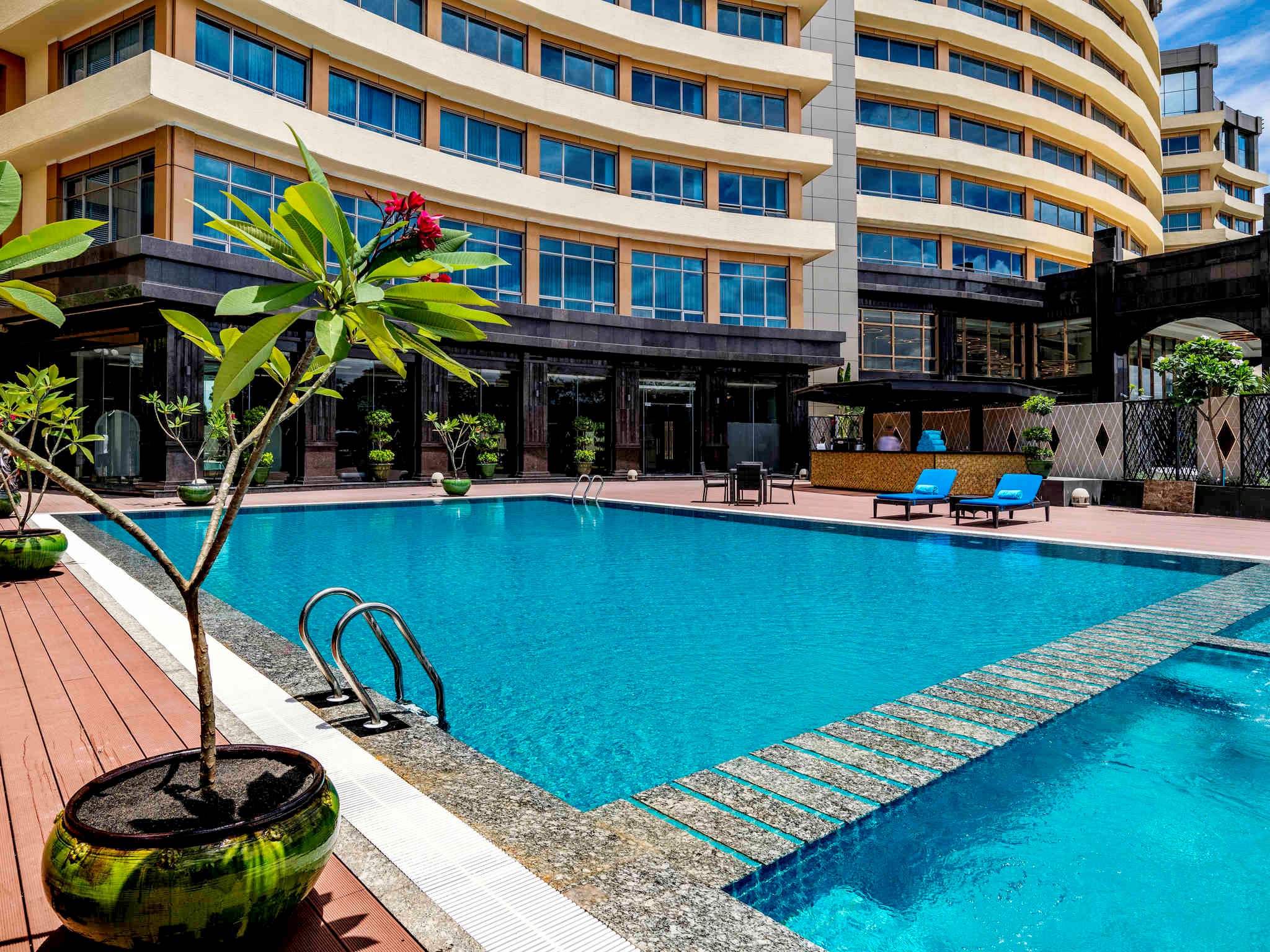 grand-mercure pool 6